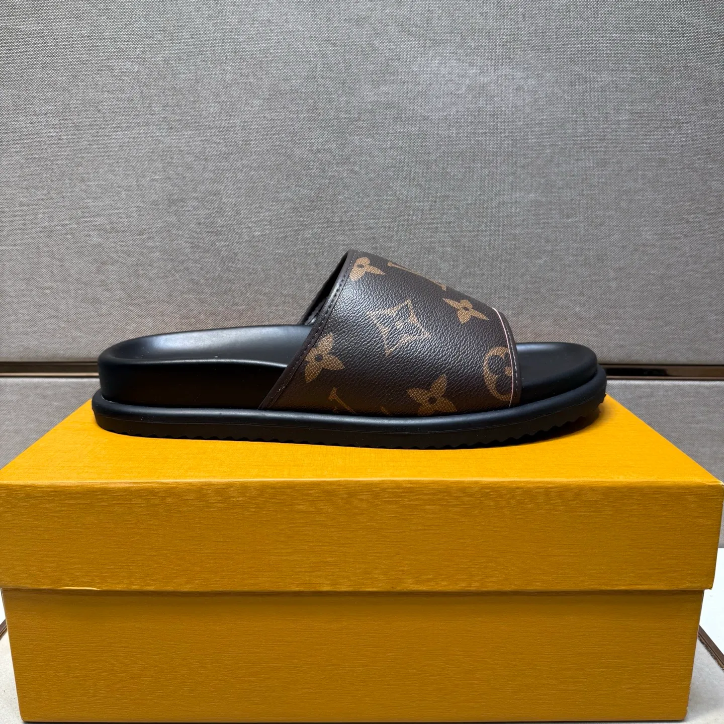 ⬛️Men's shoes 💰p320 [LV～] Men's casual slippers 2025z cabinet sales simultaneously 🔶Size: 38-44 #️⃣ 🔷3 colors🔜The upper is made of multi-material splicing ➕Genuine leather lining, comfortable and breathable, sole: original comfortable and wear-resistant outsole, ⚠️real thing📱photographed🎬real thing is better📢📢📢